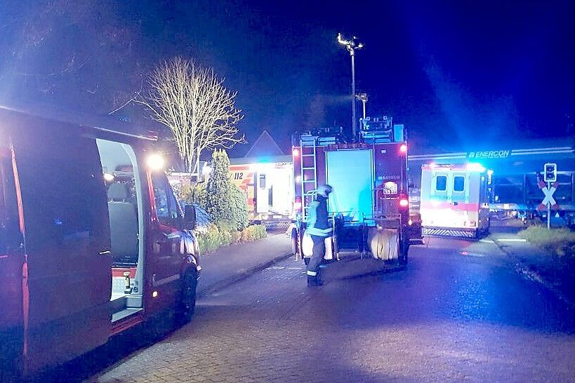 Rettungsdienst und Feuerwehr waren am Bahnübergang im Einsatz. Fotos: Janssen