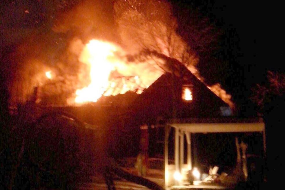 Das alte Schulgebäude stand in hellen Flammen. Foto: privat