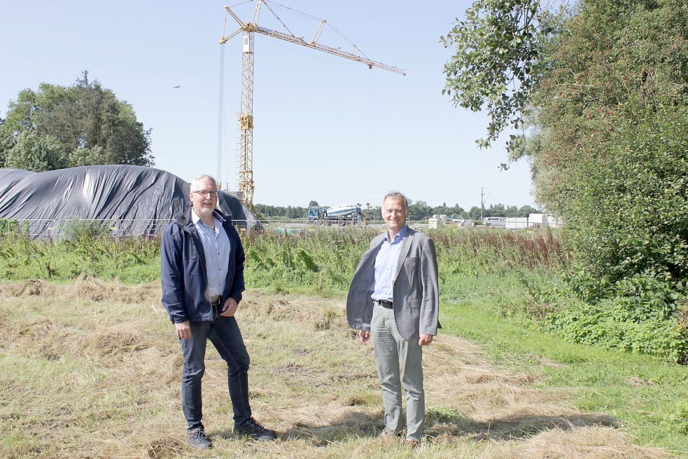 OOWV-Regionalleiter Michael Veh (rechts) befasst sich schon lange mit den Neubauplänen. Der neue Wasserwerksleiter Horst Krebs betreut die Baustelle jetzt vor Ort und leitet drei Wasserwerke. Foto: Karin Böhmer