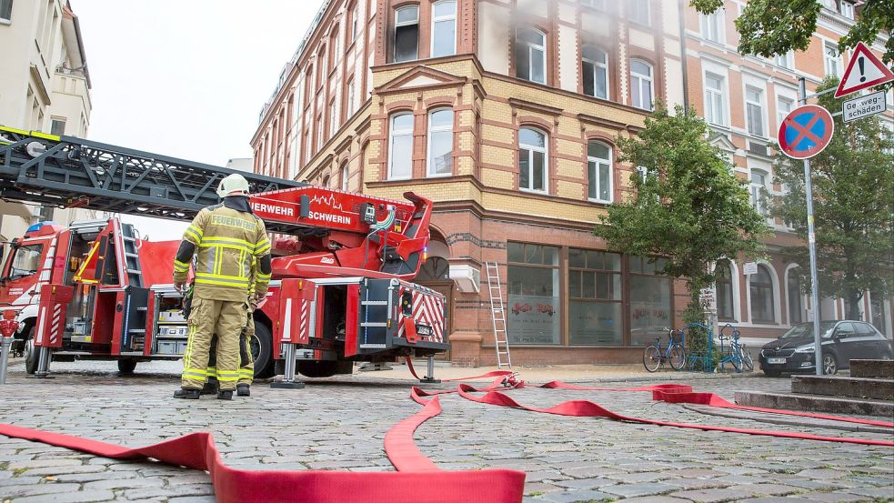 Die Feuerwehr rückte am Dienstagnachmittag zu einem Wohnungsbrand in Schwerin aus – und machte eine schlimme Entdeckung. Foto: Marco Dittmer