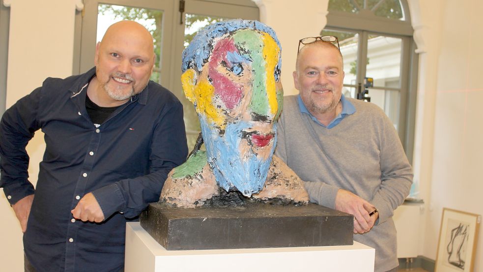 Nicolaus Hippen (links) und André Kirbach vom Vorstand des Auricher Kunstvereins freuen sich wie Schneekönige auf die neue Ausstellung. Foto: Karin Böhmer