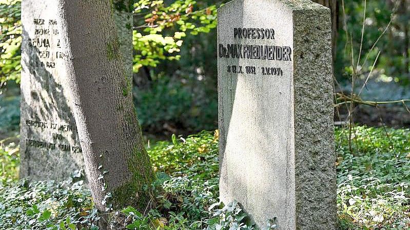 Das Grab des jüdischstämmigen Wissenschaftlers Max Friedlaender. Foto: Jens Kalaene/dpa-Zentralbild/dpa