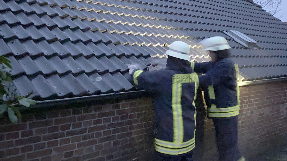 Einsatzkräfte kontrollierten das Dach auf Glutnester. Foto: Sven Janssen/Feuerwehr