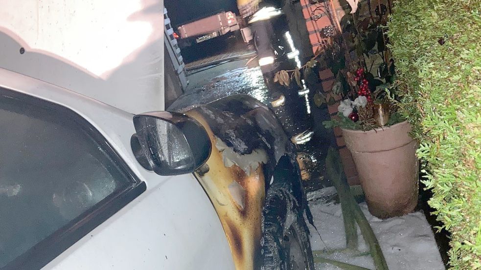 In einer Garage war ein Auto in Brand geraten. Foto: Feuerwehr