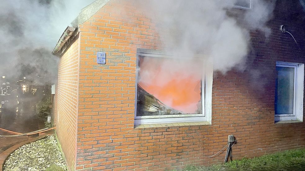Das Feuer breitete sich im Wohnzimmer der Doppelhaushälfte aus. Foto: Feuerwehr
