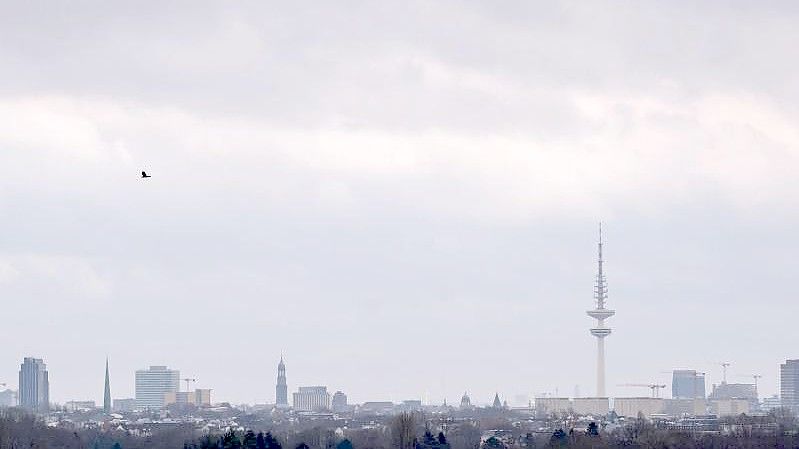 Schietwetter in Hamburg. Die Aussichten für die erste Januarwoche sind durchwachsen. Foto: Jonas Walzberg/dpa
