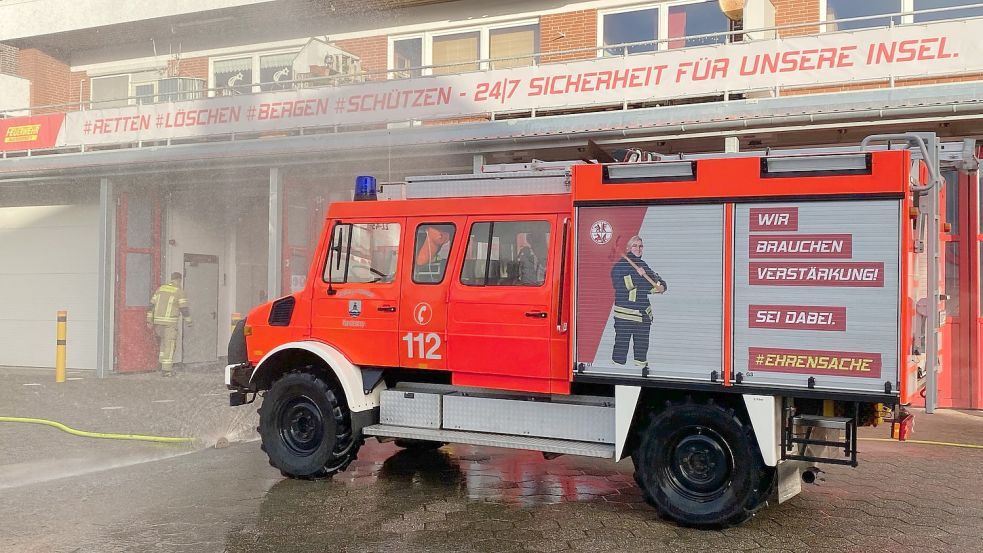 Der Geländewagen der Feuerwehr Norderney wird nach dem Einsatz gereinigt. Foto: Feuerwehr Norderney