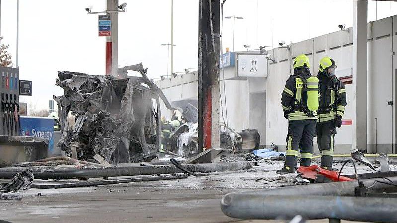 An der Raststätte Langen-Bergheim in Hessen hat es gebrannt, zwei Fahrzeuge waren in den Vorfall involviert. Foto: --/5vision Media /dpa