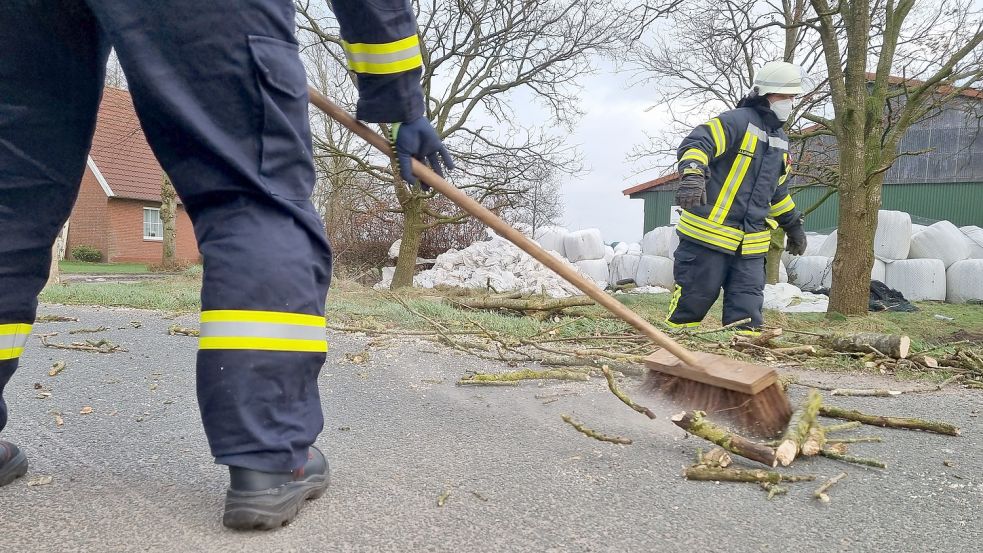 Im Dauereinsatz: Die Feuerwehrleute im Landkreis Aurich (hier in Wiegboldsbur) hatten viel zu tun.. Foto: Feuerwehr