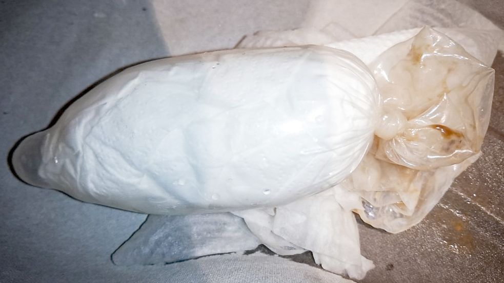 Dieses zehn Zentimeter lange mit Drogen gefüllte Kondom hatte der Mann im Körper geschmuggelt. Foto: Zoll