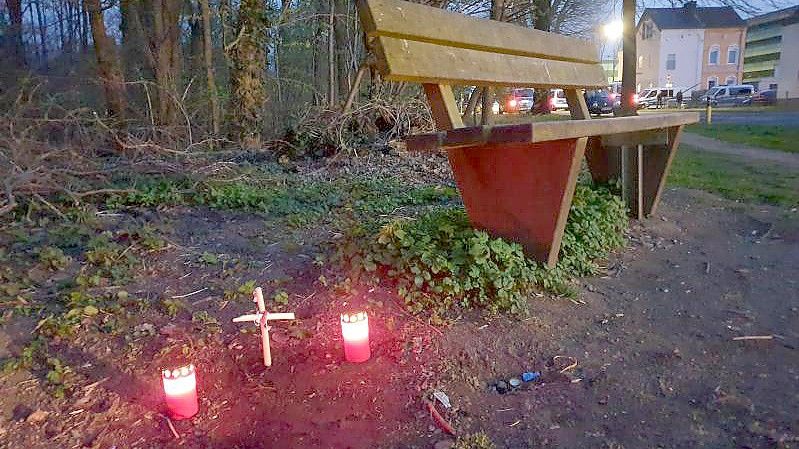 An der Stelle, an der der tote Säugling gefunden wurde, stehen ein Kreuz und Kerzen. Foto: Theo Titz/dpa