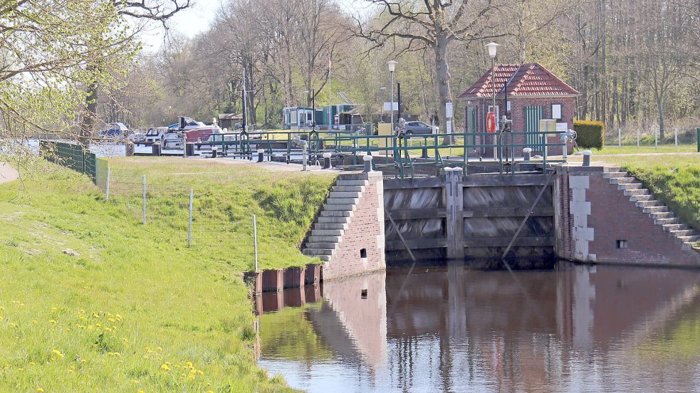 Zwischen Emden und Wilhelmshaven müssen die Bootjefahrer sechs Schleusen wie diese in Wiesens passieren. Foto: Heino Hermanns