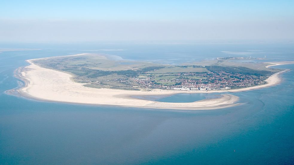 Die Insel Borkum aus der Luft. Eine niederländische Firma plant am Rand des Nationalparks Niedersächsisches Wattenmeer vor der Insel Borkum Erdgas zu fördern. Foto: DPA