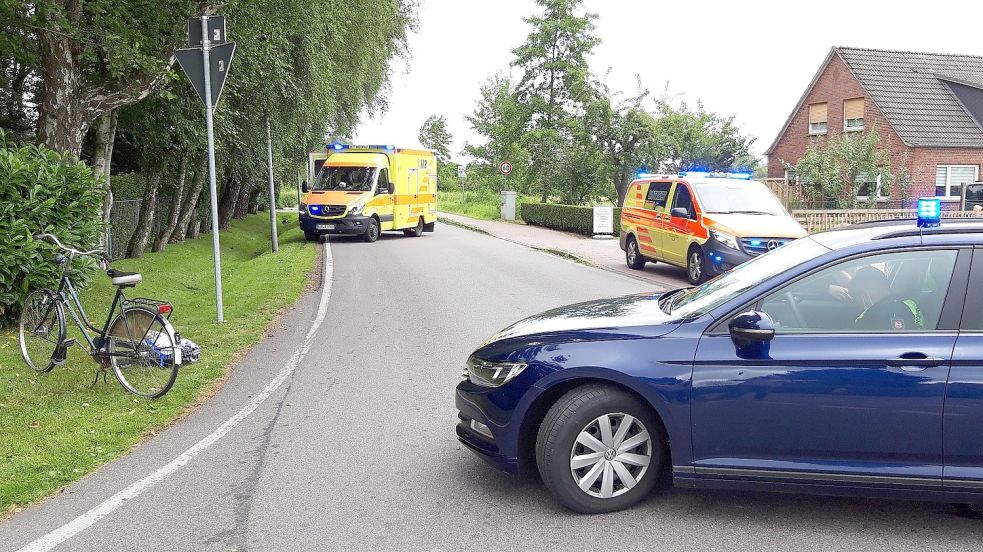 Einsatzfahrzeuge von Polizei, Rettungsdienst und Notarzt stehen an der Unfallstelle in Osterupgant. Foto: Thomas Dirks