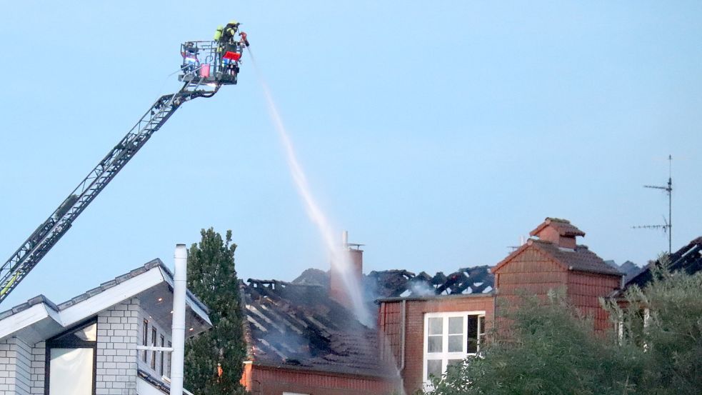 Der Dachstuhl des Mehrfamilienhauses ist komplett abgebrannt und teilweise eingestürzt. Foto: Heino Hermanns