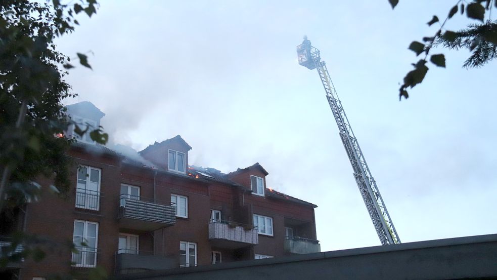 Immer wieder loderten Flammen auf dem Dach auf. Foto: Heino Hermanns