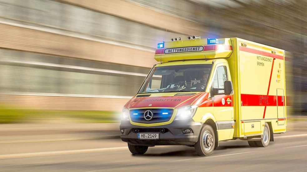 Ein Fußgänger ist in Bremen von einem Auto erfasst und schwer verletzt worden. Foto: Feuerwehr Bremen