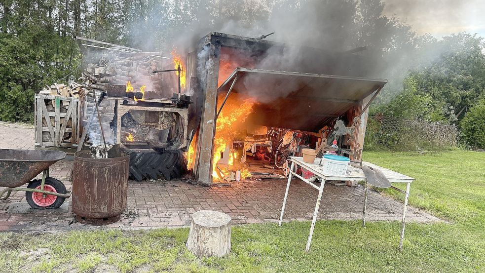 Das Material in der Blechgarage hatte Feuer gefangen. Foto: Feuerwehr/Sven Janssen