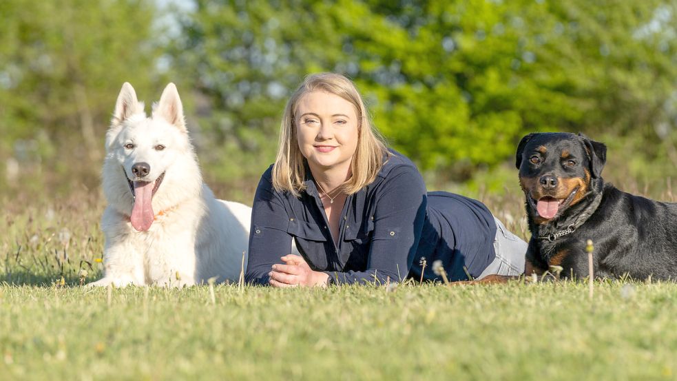 Nadine Seeger mit zwei ihrer Hunde, einem weißen Schäferhund und einem Rottweiler. Foto: Chrissi Witt