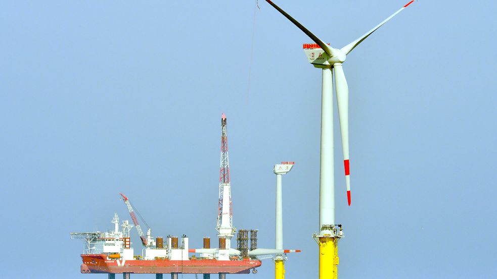 Der Windpark Trianel vor Borkum in sein seiner Bauphase 2014. Foto: DPA