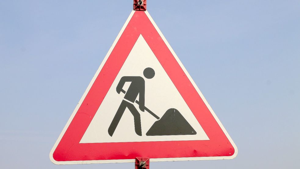 En Baustellenschild. Zwischen Georgsheil und Suurhusen und bei Marienhafe müssen Fahrbahnen ausgebessert werden. Foto: Pixabay