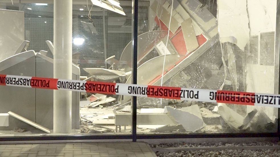 Der Innenraum der Sparkassen-Filiale ist völlig verwüstet. Foto: NWM-TV