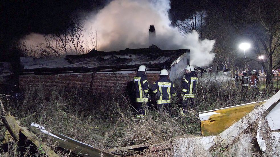 Zu einem Brand kam es in der Nacht zu Montag an der Bundesstraße 72 in Hesel. Circa 100 Feuerwehrleute waren im Einsatz. Foto: Ostfriesen.tv
