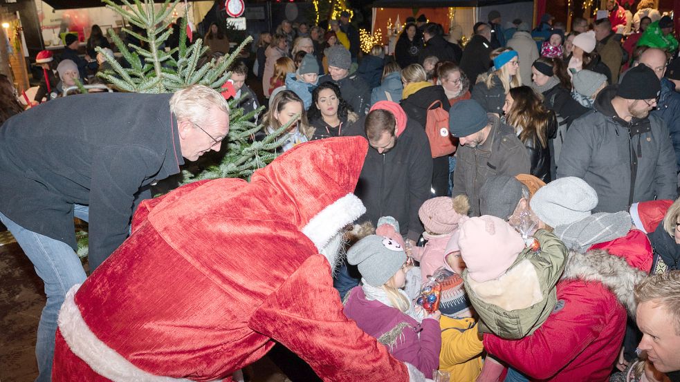 Der Weihnachtsmann verteilte zur Eröffnung in Begleitung von IG-Chef Manfred Kruse Geschenke an die Kinder. Foto: Folkert Bents