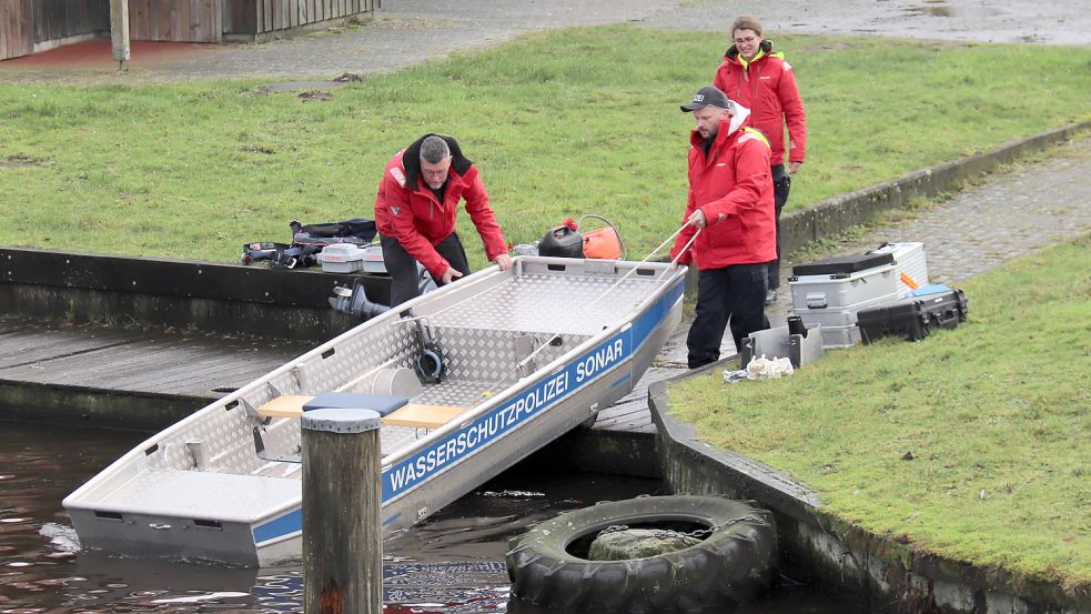 Nahe der Elisenbrücke in Aurich wurde am Donnerstag ein Spezialboot-Suchboot der Wasserschutzpolizei zu Wasser gelassen. Foto: Heino Hermanns