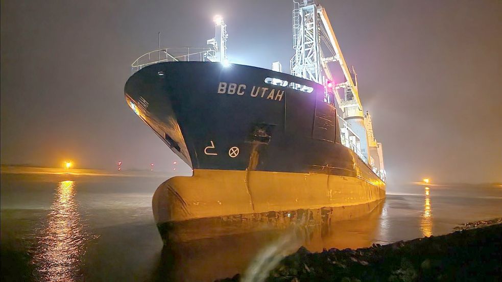 Dieses Schiff hat den Schiffsverkehr auf der Weser lahmgelegt. Foto: Nonstopnews/Gerrit Schröder