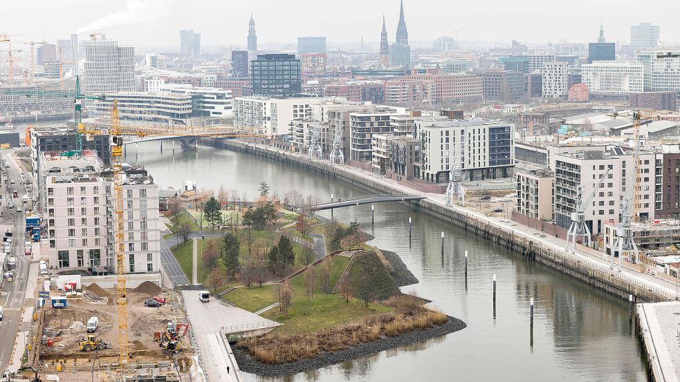 Blick auf den östlichen Teil der HafenCity. Der Stadtteil ist das teuerste Pflaster Hamburgs bei Premium-Eigentumswohnungen. Foto: dpa