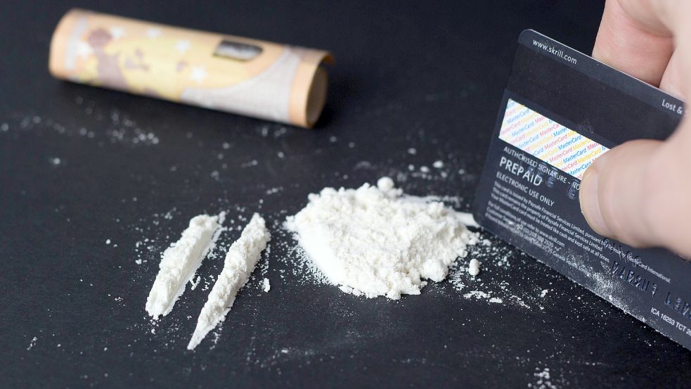 Kokain wird in sogenannten Lines geschnupft. Der Besitz des Rauschmittels und der Handel damit sind illegal. Foto: CCnull/Marco Verch