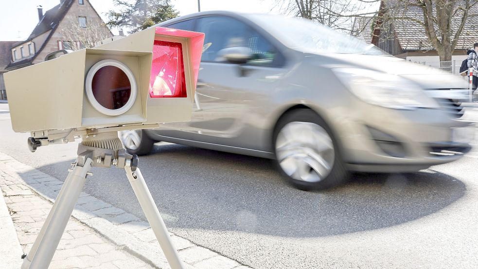 Ein Geschwindigkeitsmessgerät löst bei einem Auto aus. Foto: DPA