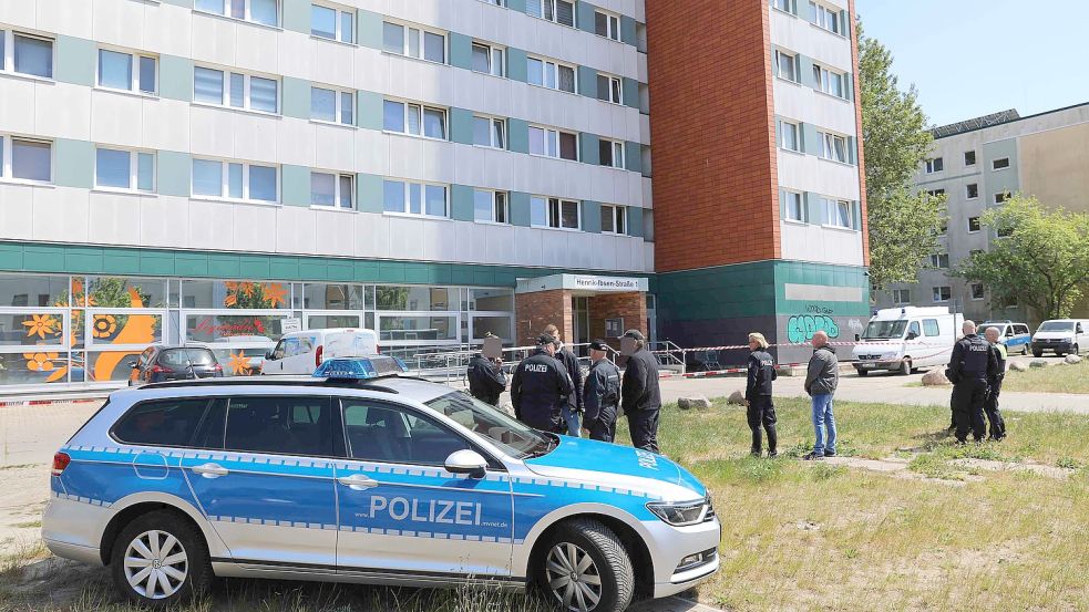 Ein Messerangreifer ist von der Polizei im Rostocker Stadtteil Evershagen mit mehreren Schüssen gestoppt worden. Foto: Stefan Tretropp