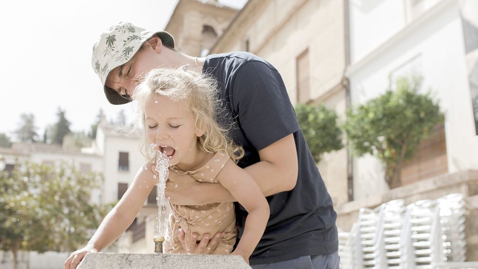 Auch Kinder sollten an heißen Tagen ausreichend trinken. Foto: imago images/Westend61