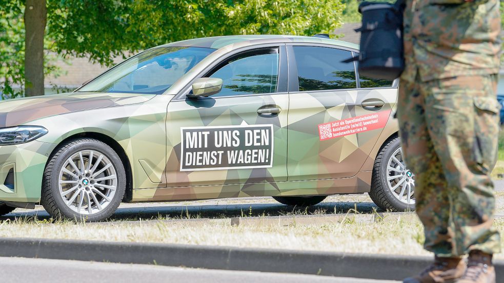 Plakate, Social Media, Autos: Überall sucht die Bundeswehr nach neuen Rekruten. Doch in manchen Bereichen sieht es gar nicht so schlecht aus. Foto: Imago-images/Political-Moments
