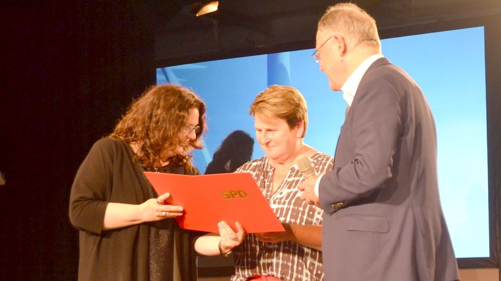 Hanne Modder (Mitte) erhielt am Sonnabend die Willy-Brandt-Medaille. Foto: Neelke Harms