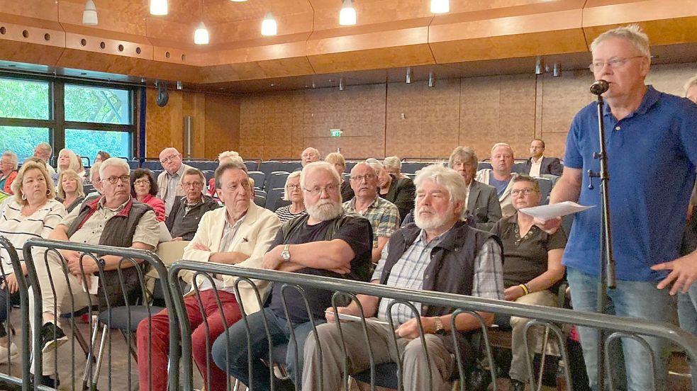 Knapp 100 Zuhörer waren bei der Kreistagssitzung in der Auricher Stadthalle mit dabei und stellten kritische Fragen. Foto: Aiko Recke