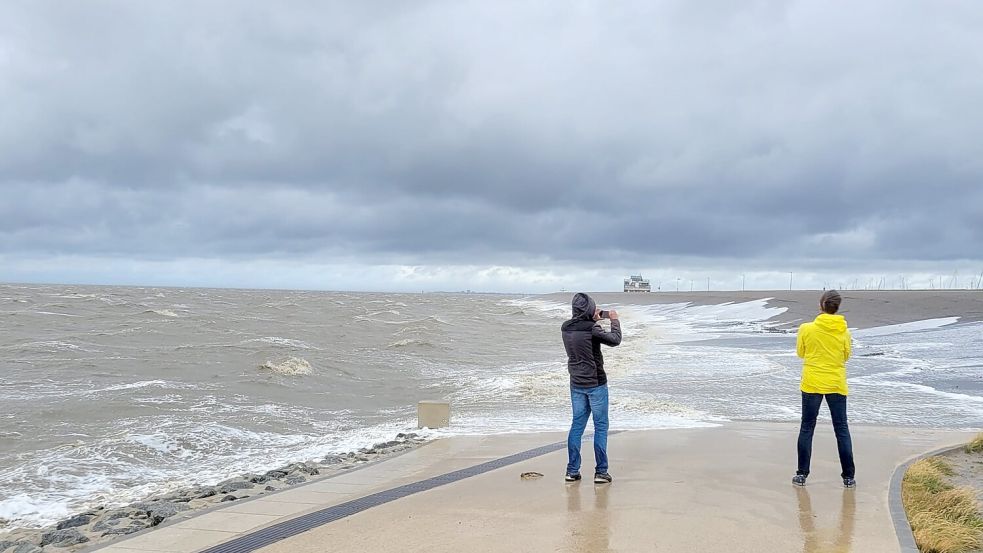 Faszination Orkan: Viele Touristen kamen nach Norddeich an die Wasserkante, um sich Sturm „Poly“ anzusehen. Foto: Rebecca Kresse