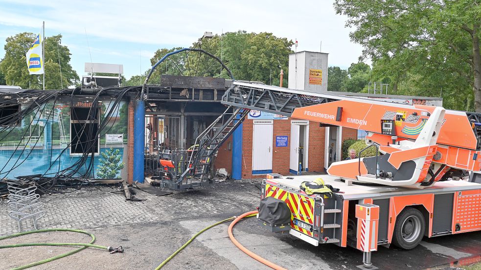 Ein Feuer im Van-Ameren-Bad in Emden sorgte für einen Großeinsatz. Der Bade-Betrieb wird bis wird bis auf Weiteres nicht möglich sein. Foto: dpa/Lars Penning