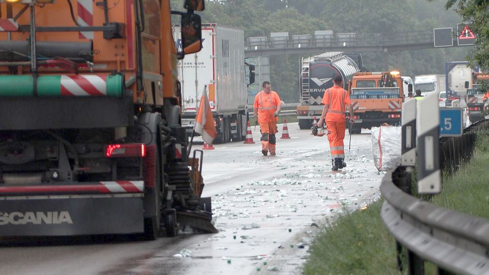 Ein Lastwagen hat am Freitagmorgen tausende leere Pfandflaschen auf der A1 bei Bremen-Brinkum verloren. Foto: Nonstopnews