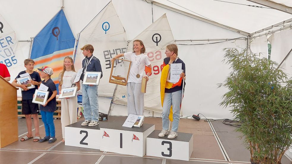 Siegerehrung mit dem Titelgewinner Noah Schweichler in der Mitte. Foto: SV Hüde/Thomas Schrader