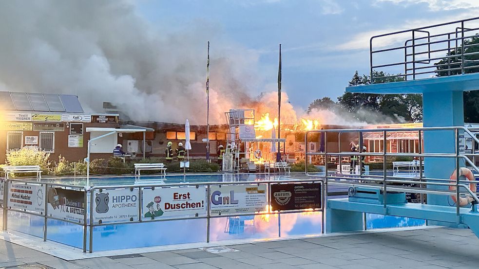 Am Morgen des 11. Juli zerstörte ein Feuer die Gebäude im Emder Van-Ameren-Bad. Foto: Stadt Emden