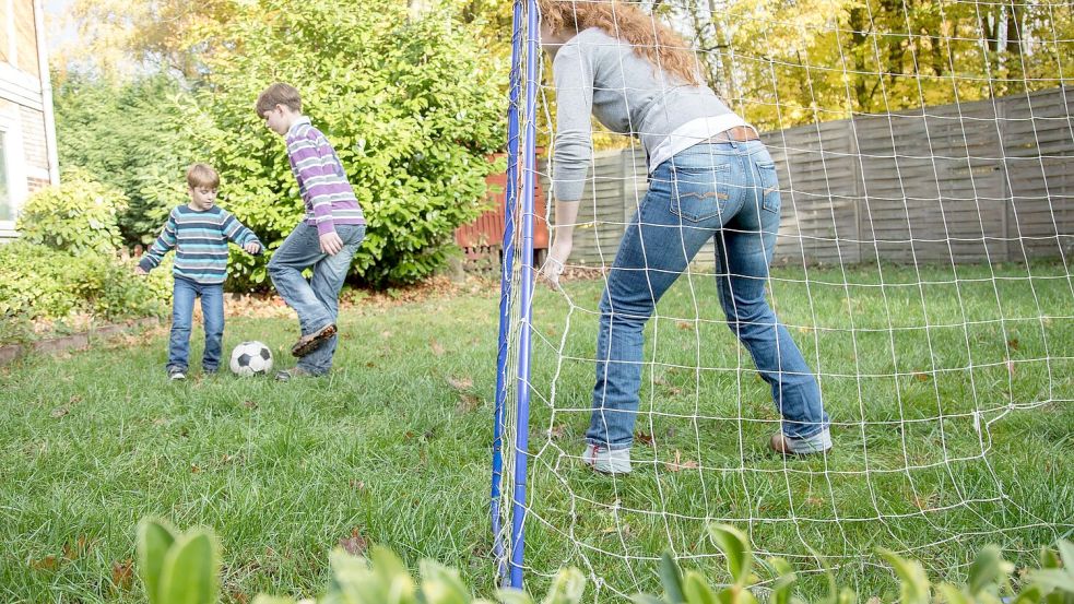 Eltern können ihre Kinder beim Fußball spielen unterstützen. Foto: picture alliance / dpa Themendienst