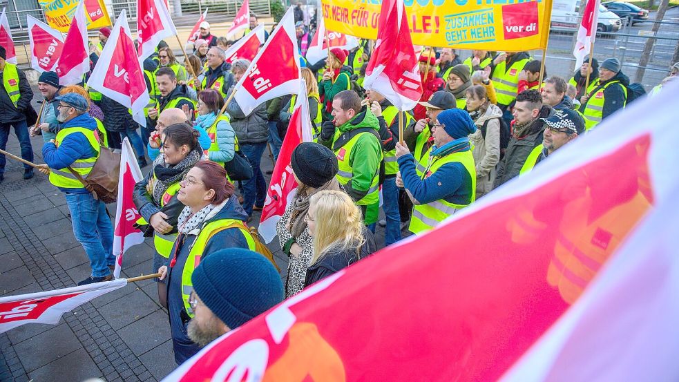 Streikende mit Verdi-Fahnen, hier vor der Gewerkschaftszentrale in Magdeburg. Die Gewerkschaft Verdi ruft auch in Ostfriesland die Beschäftigten im öffentlichen Dienst zum Warnstreik auf. Foto: DPA