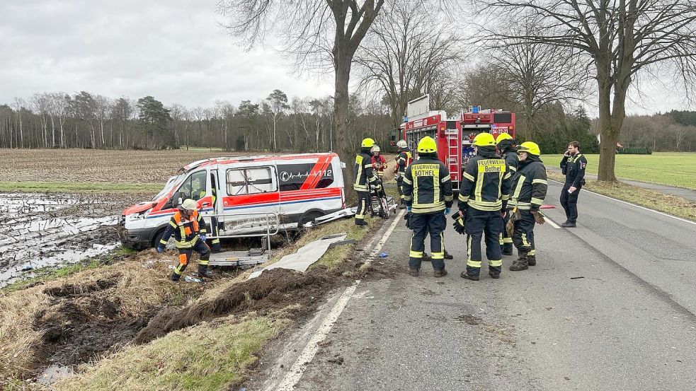 Beim Zusammenstoß mit einem Auto hat sich dieser Krankenwagen mehrfach überschlagen und landete im Graben. Foto: Kreisfeuerwehr Rotenburg (Wümme)