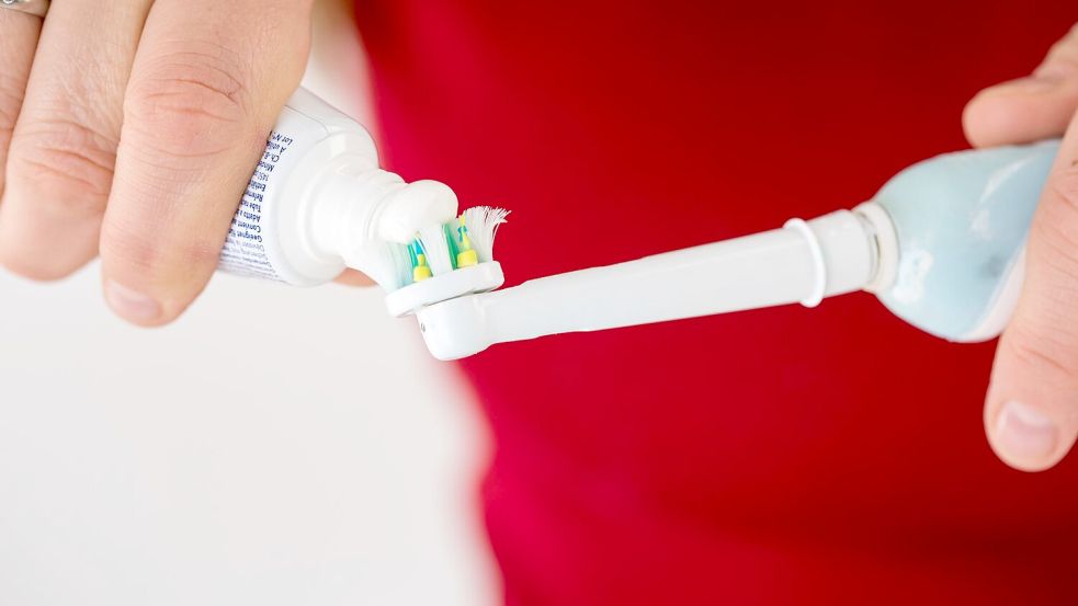 Regelmäßiges Zähneputzen gehört zu einer guten Mundhygiene und ist zu einer alltäglichen Gewohnheit geworden. Foto: Christin Klose/dpa-tmn
