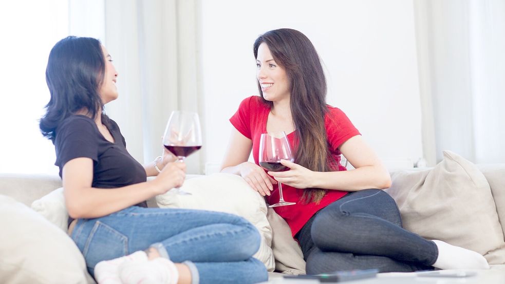 Wenn man die Routine, abends ein Glas Wein zu trinken, mit etwas ändert, das die Stimmung beruhigt, kann man seine Gewohnheit durchbrechen. Foto: Christin Klose/dpa-tmn