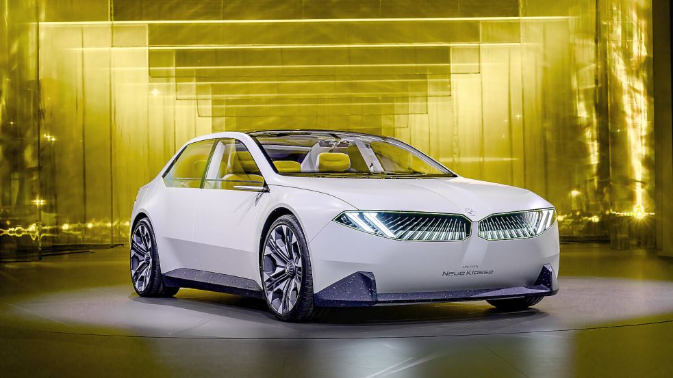 BMW i Vision Dee: Mit dem Konzeptfahrzeug haben die Bayern die „Neue Klasse“ auferstehen lassen. Die Limousine debütiert 2026, bereits Ende kommenden Jahres soll der iX 3 mit neuer Technik und neuem Design kommen. Foto: Fischer