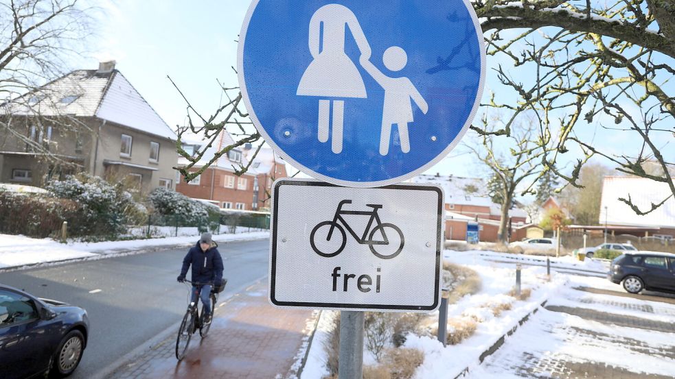 Am Hoheberger Weg dürfen Radfahrer nur mit Schrittgeschwindigkeit auf dem Gehweg fahren. Foto: Romuald Banik